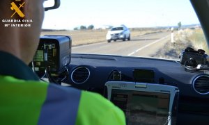 Un agente de la Guardia Civil durante los controles para la operación salida del puente del Pilar.