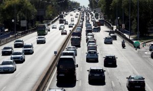 Tráfico y retenciones a la salida de Madrid, durante los desplazamientos de largo recorrido con motivo del puente del 12 de octubre.