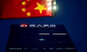 Una bandera china cerca de la sede central del grupo Evergrande, en Shenzhen, en la provincia de Guangdong. EFE/EPA/ALEX PLAVEVSKI