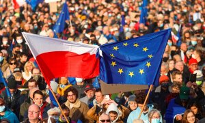 Manifestantes con banderas de Polonia y de la UE protestan en contra de un 'Polexit'.