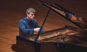 Un moment de la interpretació del pianista Paul Lewis.