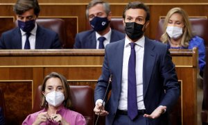 El líder del Partido Popular, Pablo Casado (d), interviene durante la sesión de control al Gobierno celebrada este miércoles en el Congreso de los Diputados.