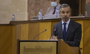 El consejero de Hacienda, Juan Bravo, durante su comparecencia en la primera jornada del Pleno del Parlamento andaluz. A 13 de octubre de 2021, en Sevilla (Andalucía, España).