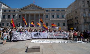 18/07/2021.- Varias decenas de personas participan en una concentración contra la impunidad del franquismo frente a las puertas del Congreso. Alberto Ortega / Europa Press