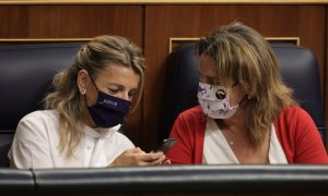 La vicepresidenta segunda del Gobierno y ministra de Trabajo, Yolanda Díaz (i), y la ministra de Transición Ecológica, Teresa Ribera (d).