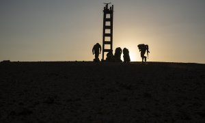 Una antigua unidad antiaérea saharui se desplaza antes de realizar un ataque a la zona norte del muro marroquí.