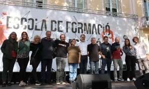 El president d'Òmnium Jordi Cuixart durant la presentació de l'Escola de formació Guillem Agulló, amb familiars i altres impulsors de la iniciativa.