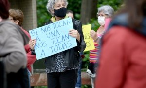 Varias personas participan en una concentración contra los abusos sexuales de un masajista de Larratxo a tres adolescentes, a 29 de mayo de 2021, en San Sebastián, Euskadi.