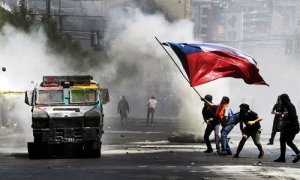 Manifestantes ondean una bandera chilena durante una protesta contra el Gobierno en las manifestaciones del 'estallido social' en el 30 de octubre de 2019.