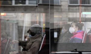 Personas con mascarilla en un autobús en Burgos, Castilla y León, a 21 de octubre de 2020.