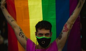 Un miembro de la comunidad LGBT participa en una protesta contra la homofobia y la transfobia el pasado 22 de julio de 2021 en Barcelona.