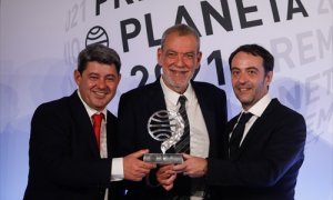 La esritora Carmen Mola, seudónimo de los escritores Jorge Díaz, Agustín Martínez y Antonio Mercero, ganadora de la 70ª edición del Premio Planeta de Novela, ofrece una rueda de prensa tras la ceremonia de entrega, en el Museu Nacional d'Art de Catalunya,