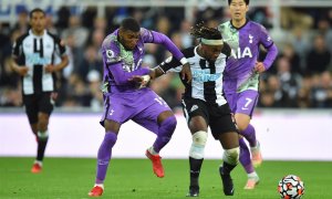 Dos futbolistas luchan por un balón en el partido entre el Tottenham y el Newcastle de la Premier League este domingo 17 de octubre de 2021.