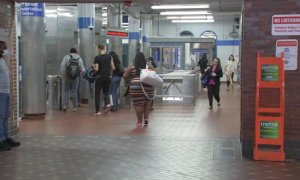 La entrada de una estación de tren de cercanías de Filadelfia (EEUU).