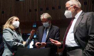 El comisario de Economía de la UE, Paolo Gentiloni (c), con la ministra de Asuntos Económicos, Nadia Calviño (i) y el director general del Mecanismo Europeo de Estabilidad (el fondo de rescate), Klaus Regling, en una reciente reunión de los ministros de F