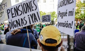 Participantes en una manifestación en favor de las pensiones contra el recorte en el presupuesto de las pensiones en Madrid. E.P./Carlos Luján