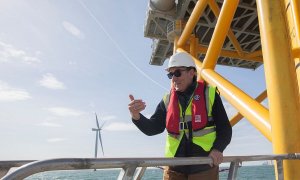 El presidente de Iberdrola, Ignacio Sánchez Galán, en el parque eólico marino de West of Duddon Sands.