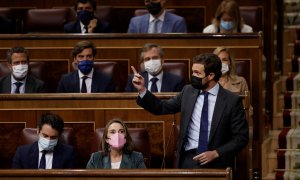 El líder popular, Pablo Casado (d), interviene durante la sesión de control al Gobierno, este miércoles, en el Congreso de los Diputados.