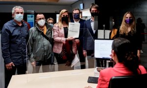 (De izq. a der.) Los concejales David Torrens (JxCAT), Toni Flores( Guanyem), Teresa Gonzalez (PSC), Alex Montornes (ERC) y Aida Llauradó (En Comú Podem), representantes de los grupos municipales de la oposición en el Ayuntamiento de Badalona registran la