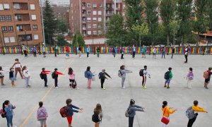 Alumnos en el pario del colegio Germán Fernández Ramos de Oviedo. Alberto Morante EFE