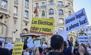 Asistentes sostienen pancartas en una manifestación contra la subida del precio de la luz, a 23 de octubre de 2021, en Madrid.