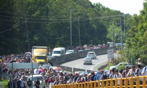 Migrantes caminan en caravana rumbo a la capital mexicana para solicitar asilo y condición de refugiado