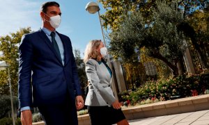 El presidente del Gobierno, Pedro Sánchez, junto a la vicepresidenta primera y ministra de Asuntos Económicos, Nadia Calviño a su llegada a la clausura del seminario 'Monitoring the recovery: beyond GDP',  en Madrid. EFE/ Mariscal