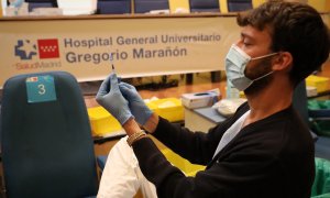 Un sanitario prepara una vacuna contra el coronavirus, en el dispositivo puesto en marcha en las instalaciones del Hospital General Universitario Gregorio Marañón, a 20 de agosto de 2021, en Madrid.