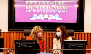 Ione Belarra y Yolanda Díaz durante las jornadas sobre Ley Estatal de vivienda