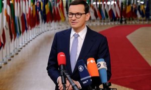 El primer ministro de Holanda, Mateusz Morawiecki, habla con los medios de comunicación cuando llega el primer día de una cumbre de la Unión Europea en el Consejo Europeo.