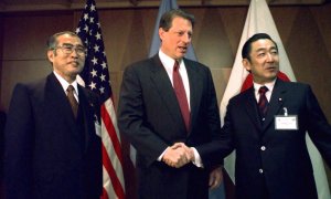 El vicepresidente estadounidense Al Gore se da la mano con el primer ministro japonés Ryutaro Hashimoto, antes de sus conversaciones en la Cumbre del Clima de Kyoto de 1997, la COP3.