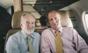 Manuel Prado y Juan Carlos I, a bordo de su avión privado en un viaje a Austria para cazar ciervos.