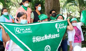 Activistas feministas manifestándose el pasado 26 de octubre a las afueras del Hospital de la Mujer Percy Boland, en Santa Cruz (Bolivia).