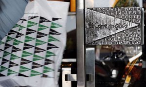 Un cliente sale de uno de los centros de El Corte Inglés, en Madrid. REUTERS/Sergio Perez.