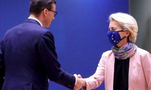 El primer ministro polaco Mateusz Morawiecki y la presidenta de la Comisión Europea, Ursula von der Leyen, durante una cumbre de la Unión Europea en Bruselas, Bélgica, el 21 de octubre de 2021.