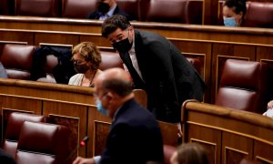 20/10/2021.- El portavoz parlamentario de ERC Gabriel Rufián (c) escucha la intervención de un diputado durante la sesión de control al Gobierno, este miércoles, en el Congreso de los Diputados. EFE/Emilio Naranjo