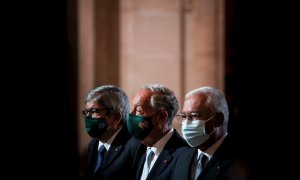 El presidente de Portugal, Marcelo Rebelo de Sousa, en el centro de la imagen, acompañado por el presidente del Parlamento, Eduardo Ferro Rodrigues, a la izquierda, y por el Primer Ministro António Costa, derecha, durante la ceremonia de atribución de los