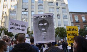 23/10/2021 Asistentes sostienen pancartas en una manifestación contra la subida del precio de la luz