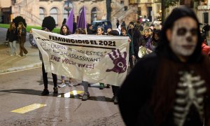 RIPOLL (GIRONA), 31/10/2021.- Vista de la concentración en el Ayuntamiento de Ripoll (Girona), que ha decretado un día de duelo oficial por el asesinato de una mujer de la población, presuntamente a manos de su hijo.