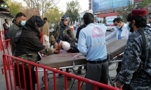 Un combatiente talibán, herido durante una explosión, en la entrada de un hospital en Kabul, Afganistán, el 2 de noviembre de 2021.