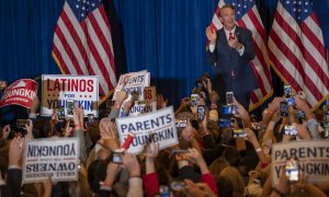 El candidato republicano a Gobernador de Virginia, Glenn Youngkin, celebra su victoria.