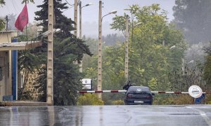 Un policía marroquí ocupa un puesto de control en la ciudad de Oujda, a lo largo de la frontera con Argelia, el 3 de noviembre de 2021.