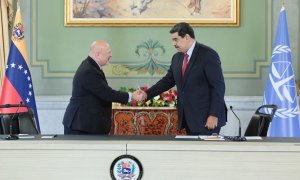 El fiscal del Tribunal Penal Internacional, Karim Khan, y el presidente de Venezuela, Nicolás Maduro, durante el acto celebrado en el Palacio de Miraflores.