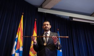 El nuevo alcalde de Badalona, Rubén Guijarro, posa con la vara del cargo, tras ser elegido alcalde en la moción de censura contra Xavier García Albiol (PP), por su aparición en los 'papeles de Pandora'. E.P./David Zorrakino