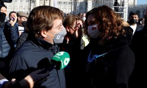 El alcalde de Madrid, José Luis Martínez-Almeida, conversa con la presidenta de la Comunidad de Madrid, Isabel Díaz Ayuso, a su llegada a la explanada entre la catedral de Santa María la Real de la Almudena y el Palacio Real para asistir a la misa por la