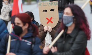 19/02/2021.- Imagen de archivo de una persona con una careta donde se lee 'No Ley Mordaza' durante una manifestación contra el encarcelamiento de Pablo Hasel en Valladolid. Claudia Alba/Europa Press