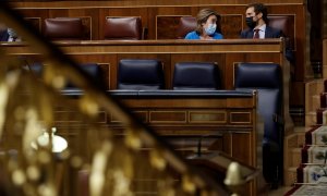 El líder del Partido Popular, Pablo Casado (d) y su portavoz parlamentaria, Cuca Gamarra (i) en el Congreso este miércoles.