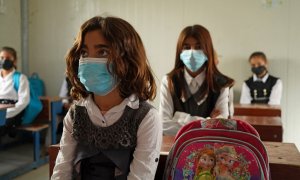 Niñas se sientan en clase el primer día de clases en un campamento de desplazados Yazidi en el área de Sharya.