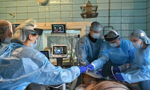 Imagen de un equipo sanitario atendiendo a un enfermo por coronavirus en Ucrania.