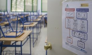 Cartel recordando las medidas de seguridad en la puerta de las aulas del IES Carlos Haya de Sevilla.